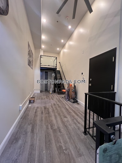 Allston Newly Renovated 1 bed 1 bath available NOW on Commonwealth Ave in Boston!  Boston - $3,200 No Fee